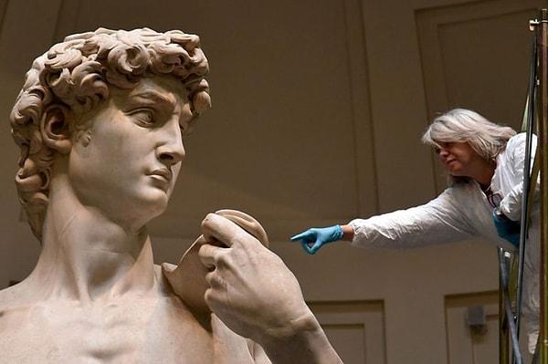 10. Davut heykeli, sol omuzunun üzerinde sapan taşıdığı şekilde tasvir edilmiştir. Ancak, Michelangelo Golihat'ı yenmek için Davut'un kullandığı taşı dahil etmeme kararı almıştır, çünkü bunun heykelin güzelliğinden ödün vereceğini düşünmüştür.