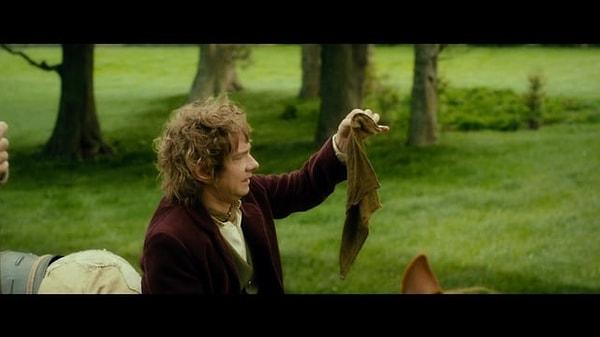 15. The Hobbit: An Unexpected Journey (2012) filminin başında Biblo karakteri mendilini evde unutuyor,