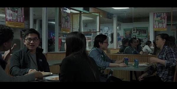 12. Patriots' Day (2016) filminde Dun Meng'i Jimmy O'Yang canlandırıyor. Fakat gerçek hayattaki Dun Meng sağ tarafta!