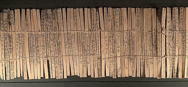 6. Çin'in güneybatısındaki Yunnan eyaletinde bulunan bir arkeolojik alanda bambulara yazılan binlerce fiş keşfedildi!