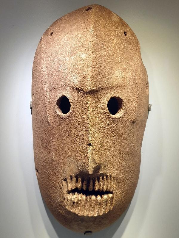 11. İsrail'deki Judean Çölü'nde bulunan bu gördüğünüz 9 bin yıllık taş maske dünyanın en eski maskesi!