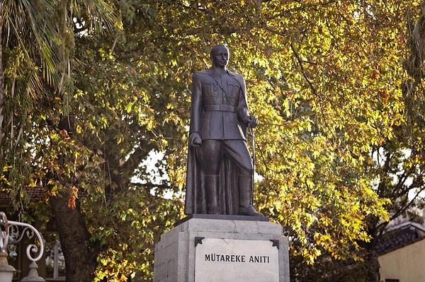 1933'te evlenir ve eşinin işinden dolayı sık sık yurtdışında bulunur. Özellikle İtalya'da ve Moskova'da uzun süre kalır ve 1938'de Moskova'da bir sergiye katılır. Aynı yıl Atatürk ve İnönü için açılan anıt heykel yarışmasına katılır ve kazanır.