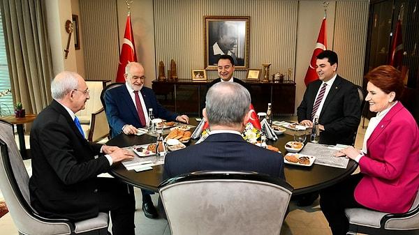 Gelecek Partisi, Demokrat Parti, Saadet Partisi ve DEVA Partisi'ne de yüklenen Erdoğan, "Kendi aralarında her gün kriz yaşayan 7'li koalisyon var. 8'li, 9'lu olabilir. 4 tane yavru hepsi CHP'nin yanında yer aldılar, ama biz milletimizle buradayız. Durmuyoruz, kapı kapı dolaşıyoruz. 14 Mayıs Türkiye için ayrı bir bayram olsun."