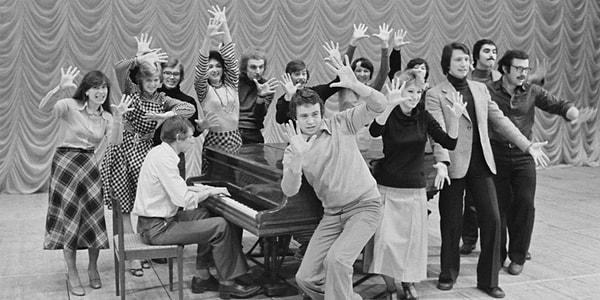 Ее получали студенты-отличники, которые постоянно занимались общественными работами и являлись комсоргами