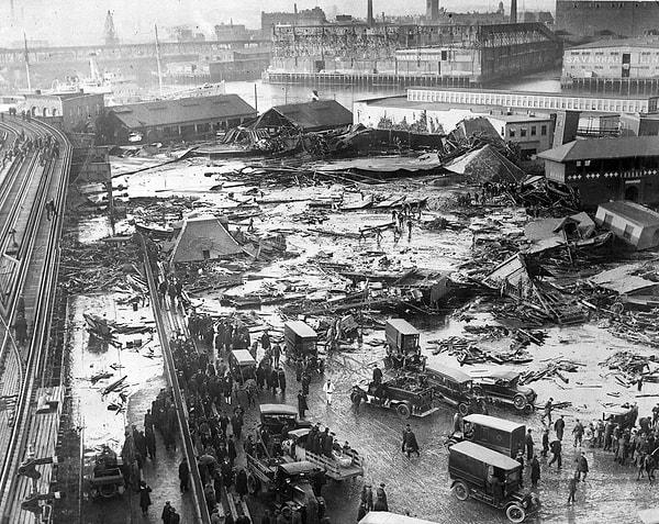 13. Büyük bir şeker pekmezi tankının patlaması sonucunda meydana gelen "Boston Şeker Pekmezi Felaketi" 21 kişinin ölümüne sebep olmuştur.