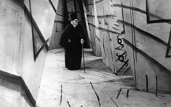 Örneğin, Alman ekspresyonistinin baş tacı The Cabinet of Dr. Caligari filmini ele alalım. 1920’de yılında çekilen bu film, Bauhaus'un sinemasal etkisinin başlangıcını gösteriyor. Keskin köşeler ve minimal dekorasyonun hepsi Dr. Caligari'de bulunabilir.