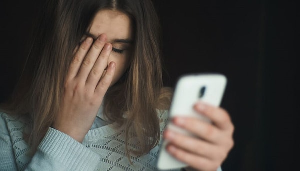 Psikolojiye göre, sosyal medyada eski sevgiliyi veya başkalarını gizlice takip etme (stalking) davranışı; dopamin salınımı ve aralıklı pekiştirme sisteminin bir sonucu olarak ortaya çıkar.