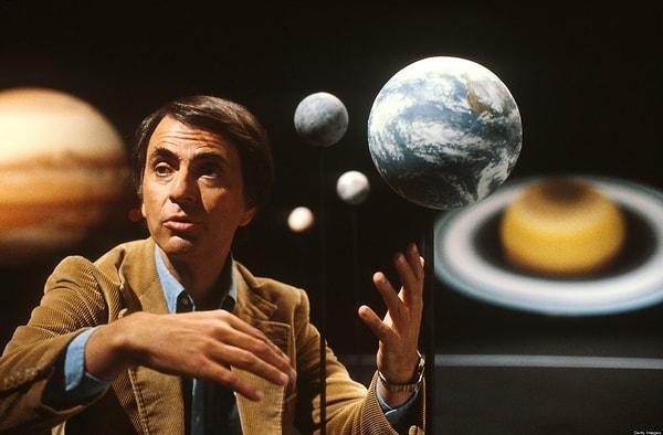 Daha sonrasında The Tonight Show’da boy gösteren Dr. Sagan bilimin yaygınlaşmasında önemli bir rol üstlenmiş, 1985 yılında kaleme aldığı Contact romanı Robert Zemeckis tarafından aynı isimle sinemaya uyarlanmıştı.
