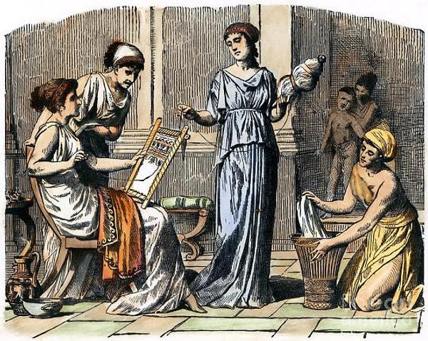 Kadınlar, ev işleri, el sanatları ve tarımsal faaliyetlerde yer alarak ev ekonomisine katkı sağlarlardı.