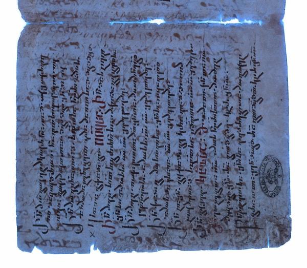 Bu eski çeviri, Codex Sinaiticus da dahil olmak üzere yıllar boyunca hayatta kalan en eski Yunan el yazmalarından en az bir yüzyıl önce yazılmıştır.