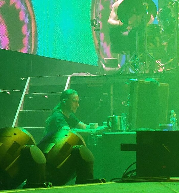 40. «Вся работа этого парня состоит в том, чтобы готовить кофе и чай для метал-группы, пока они на сцене»