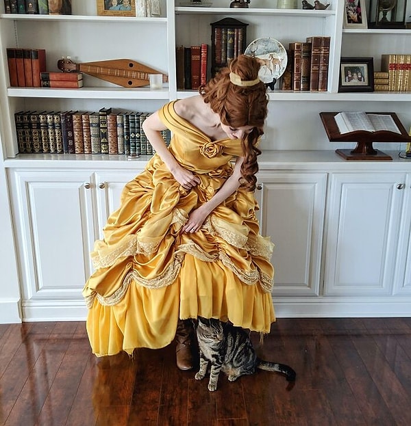 52. «Я работаю профессиональной принцессой по выходным. Моя кошка настаивает на проверке каждого костюма на точность деталей»