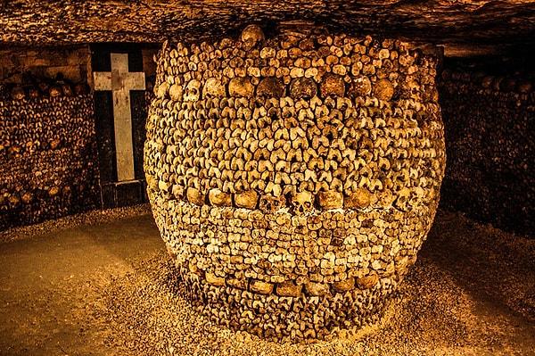4. Altı milyondan fazla insanın kalıntılarını barındıran bir dizi yeraltı tüneli ve odasından oluşan Paris Yeraltı Mezarları...