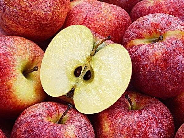 Elma çekirdeklerinin içinde, amygdalin olarak bilinen bir madde bulunur. Amygdalin, acı bademlerde, kayısı çekirdeklerinde ve bazı diğer meyve çekirdeklerinde de bulunur. Amygdalin, bazı kanser tedavilerinde kullanılmıştır. Ancak, tüketildiğinde, insan vücudunda hidrojen siyanürüne (HCN) dönüşebilir.