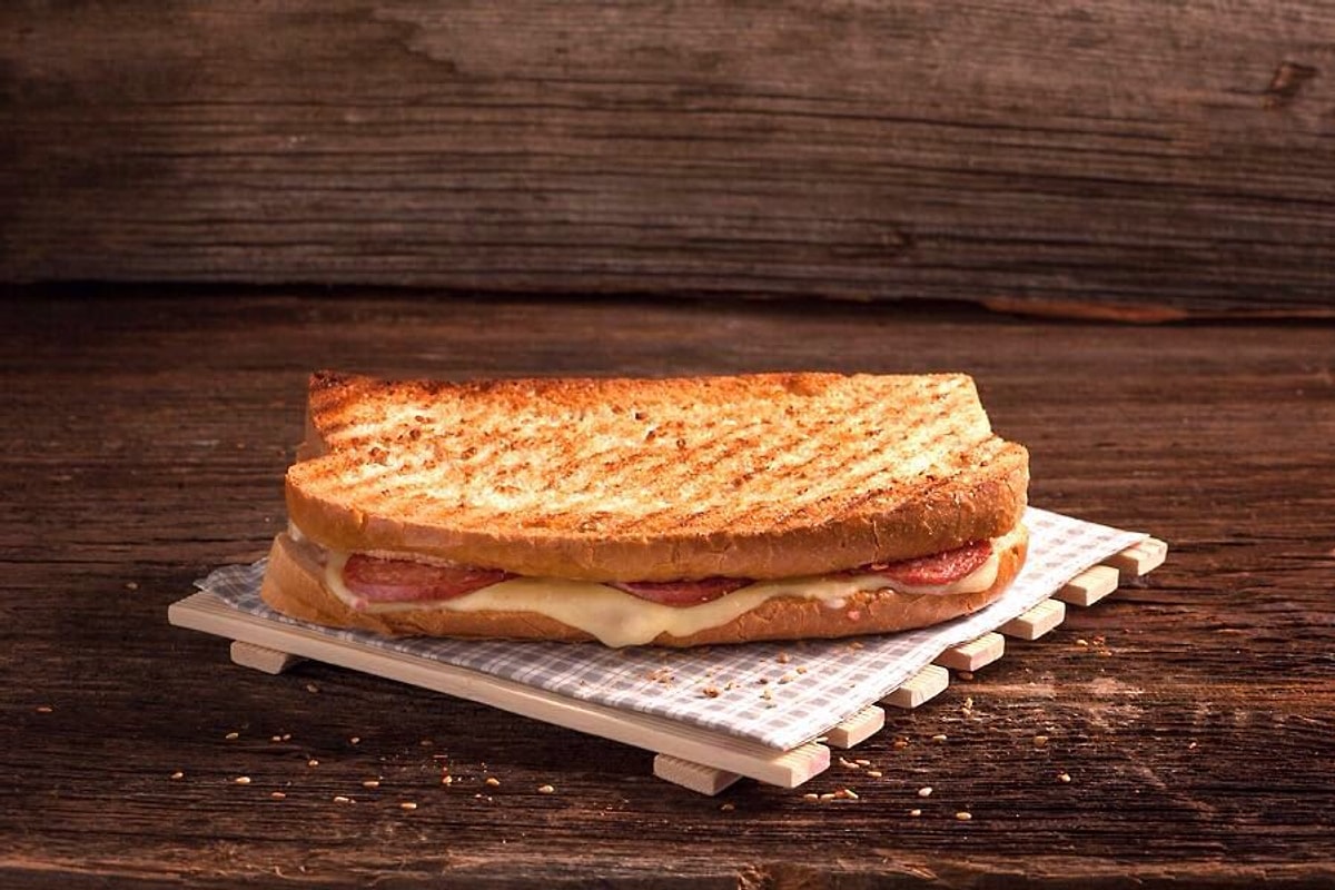 Бутерброд с ветчиной. Tost. Сэндвич с суджуком. Тост с ветчиной и сыром. Турецкий тост.