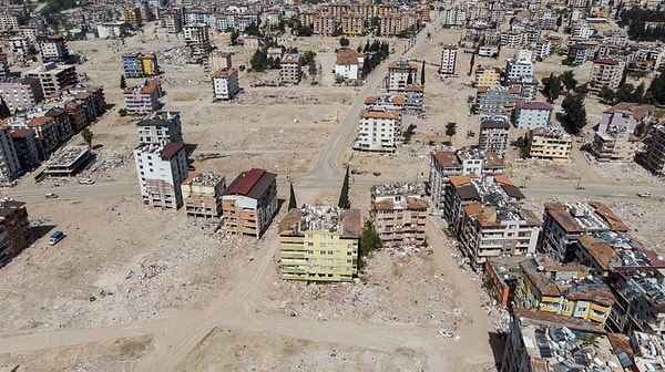 Hatay’ın Antakya ilçesinde acil yıkılması kararlaştırıldıktan sonra yıkım işlemi de gerçekleştirilen binaların yerini boş alanlar aldı.