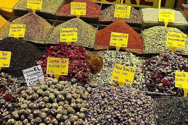The bazaar, which is included in the “Big Bazaars” section of the book, was built by Turhan Sultan in 1660. In the bazaar, which is famous for its transfers, you can find countless things such as spices, flower seeds, plant roots, nuts, confectionery and delicatessen products