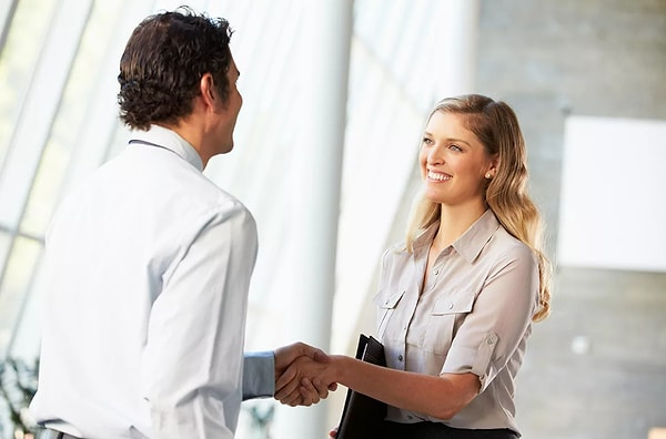 7. Что вы сразу запоминаете, как познакомились с новым человеком?