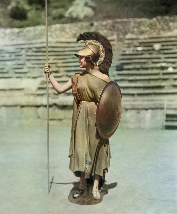 1. Daha önce Miss Hellas ve Miss Europe unvanlarını kazanan Yunan model Aliki Diplarakou, Delphi'deki İkinci Delphic Festivalinde Athena Promachos rolünde. (1930)