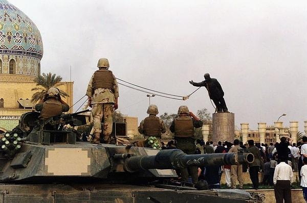 4. Irak, Bağdat'ta ABD Deniz Piyadeleri ve Iraklılar diktatör Saddam Hüseyin'in meydandaki heykelini deviriyor. (2003)