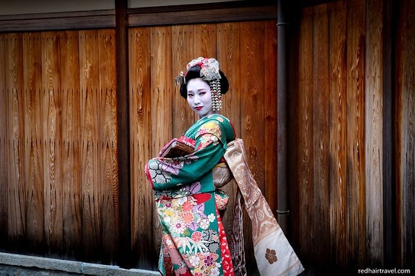 12. "В Японии считается довольно невежливым вытирать нос и высморкаться в общественных местах."