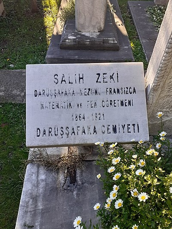 57 yıl gibi kısa fakat sürekli çalışmayla geçen bir hayata sahip olan Salih Zeki Bey, Darülfünun'da halka açık konferanslar da vermeyi ihmal etmez. Kendisinin amacı ise bilim kültürünün toplum tarafından anlaşılması ve kabul edilmesidir.