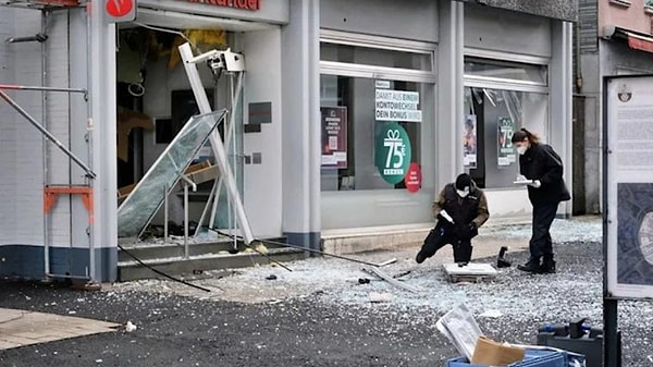 Santander ve Deutsche Bank’a ait ATM’lerde meydana gelen patlama güvenlik endişesi yaratırken İngiliz haber ajansı Reuters, günde en az bir ATM’ye bombalı saldırı düzenlendiğini aktardı.