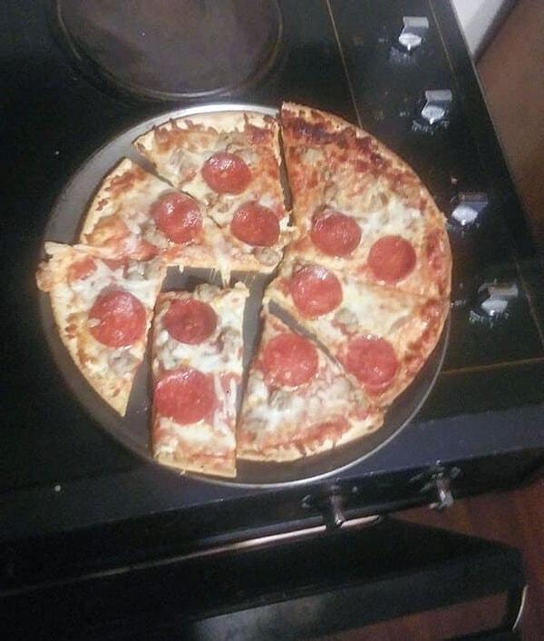 5. "Kız arkadaşım pizzayı bu şekilde kesiyor."