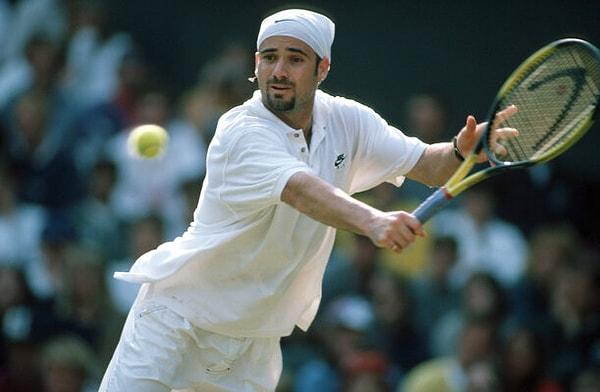 Yüzyılı aşkın bir süredir Wimbledon'ın bir parçası olsa da, tamamen beyaz kıyafet kuralı oyuncular arasında her zaman popüler olmamıştır. Bunun en uç örneği, süperstar Andre Agassi'nin 1988'den 1990'a kadar Wimbledon'da oynamayı reddetmesiydi.
