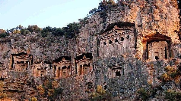 Who do the rock tombs of Kaunos belong to?