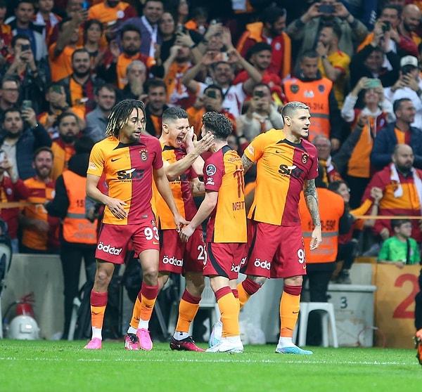 Lider Galatasaray, Fenerbahçe ile arasındaki puan farkını maç fazlasıyla 9'a çıkardı.
