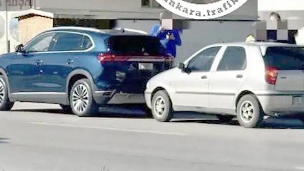Henüz geçtiğimiz hafta açık trafikte görülmeye başlayan Togg T10X'in ilk kazası kameralara yakalandı. Yeni otomobil, Başkent'te yaşanan kazada Fiat Palio model bir araçla temas etti.
