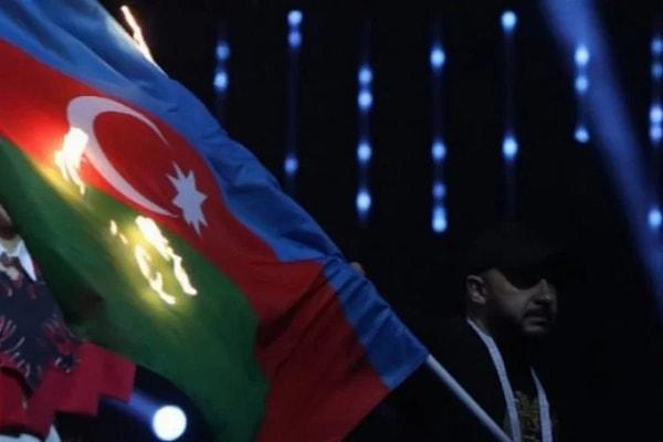 Bildiride, Azerbaycan bayrağının müsabakaya akredite bir kişi tarafından, Ermenistan Başbakanı Nikol Paşinyan'ın da yer aldığı törende yakıldığı belirtildi.