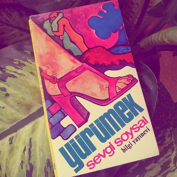 "Yürümek", Soysal'ın ilk romanıdır ve Türkiye'deki öğrenci hareketlerine dair kapsamlı bir araştırma yapar. Roman, 1960'lı yıllarda Türkiye'deki üniversitelerde yaşanan öğrenci hareketlerini, protestoları ve bu hareketlerin öğrencilerin hayatına nasıl etki ettiğini anlatır. Ayrıca, roman kadınların özgürlük mücadelesine dair de önemli ipuçları sunar.