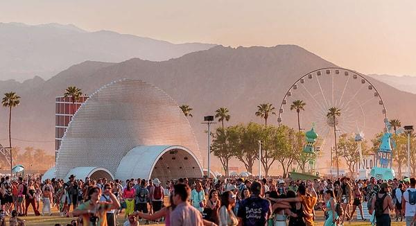 Dünyanın dört bir yanından katılımcıların geldiği Coachella 2023 bu sene de geldi çattı. Sosyal medyayı renk cümbüşüne çeviren festivalin detayları merak konusu oldu.