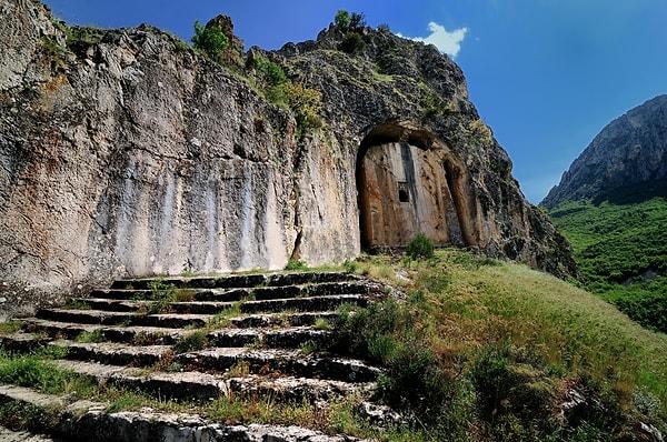 Laçin Kapılıkaya Rock Tomb