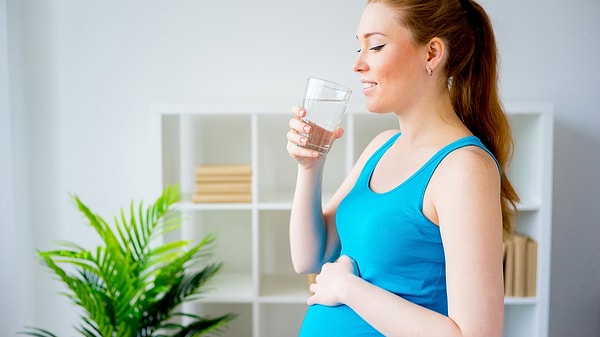 İdrar yolu enfeksiyonu sorunu yaşayan hamileler her gün yeterli miktarda su içmeli.