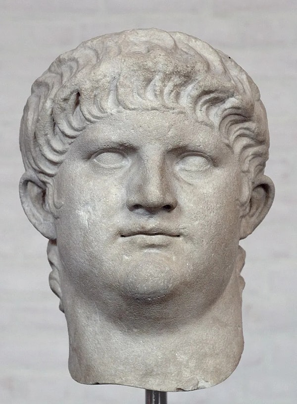 2. MS. 54 yılından 68'e kadar hüküm süren Roma İmparatoru Nero, birçok zulmüyle ünlüydü. Annesi ve üvey kardeşini öldürmekle kalmadı, aynı zamanda eğlence için insanlara işkence ediyordu.