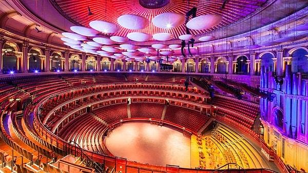 İki ülkede de yüreğimizi dağlayan deprem sonrası Londra'nın en büyük konser salonlarından birisi olan Royal Albert Hall'de bağış etkinliği düzenlendi. Olivia Colman'ın da yer aldığı etkinlikte tüylerimizi diken diken anlar yaşandı.