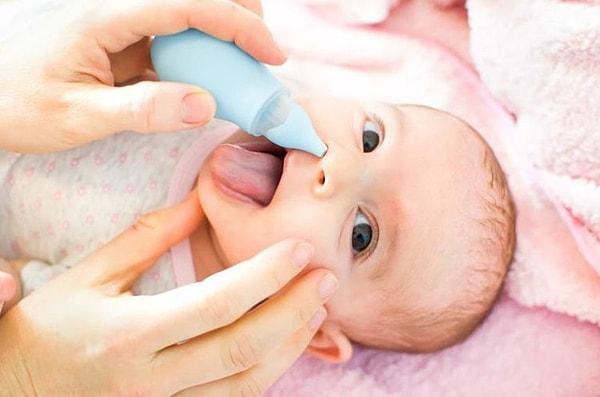Serum fizyolojik burun spreyleri bebeklerin burun tıkanıklığı için ideal ürünlerden. Bu spreyler sayesinde bebeklerin burunlarını kolayca temizlemek mümkün.