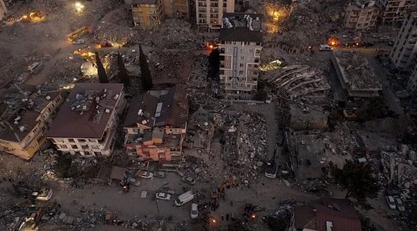 Yüz binlerce binanın yerle bir olduğu korkunç boyuttaki afette 50 binden fazla vatandaşımız yaşamını yitirdi.