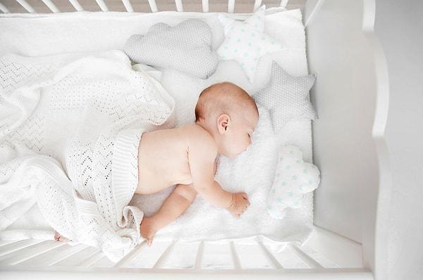 Bebeklerin burun tıkanıklığını engellemek için yastığı yükseltmek iyi bir çözüm olabilir. Yüksek yastıklar geniz akıntısını engelleyerek bebekleri rahatlatıyor.
