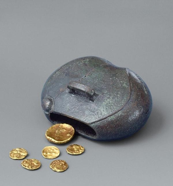 13. Bu küçük bronz kese (4.3 x 3.3 cm), Almanya'nın Manching kentindeki Kelt yerleşim yeri içinde altı altın sikke ile birlikte bulunmuştur.