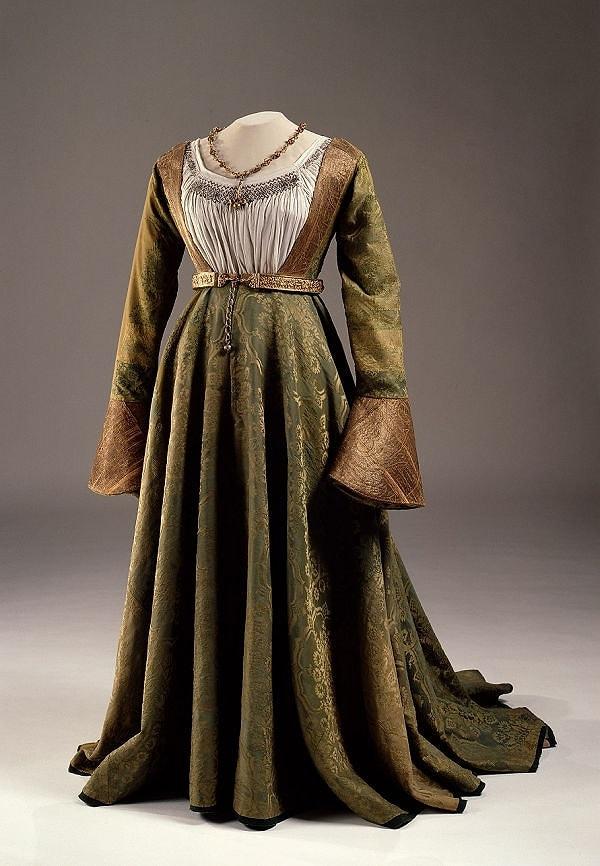 10. Habsburglu Mary'nin 1522'de Macar II. Louis ile evlenirken giydiği ve o yüzyıldan günümüze ulaşan az sayıdaki kıyafetten biri olan, zarif bir şekilde korunmuş yeşil damask elbise.