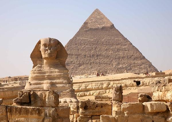 Antik Mısır mimarisi, piramitler, tapınaklar ve anıtsal heykellerle ünlüdür.