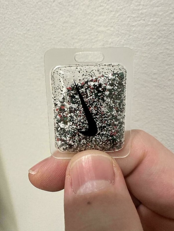 3. Nike дает покупателям пластик, который они изъяли из окружающей среды, чтобы показать, что они заботятся о планете. Они заворачивают его в пластик