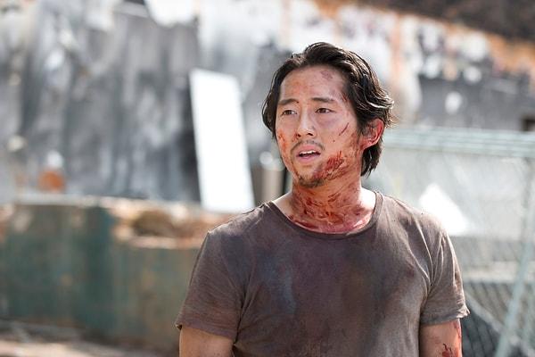 Ama biz onu daha önce de izlemiştik. Medeniyetin sonunu getiren bir zombi salgınını konu edinen The Walking Dead dizisinde Steven Yeun'u Glenn Rhee karakterini oynarken görmüştük.