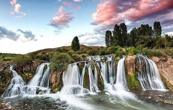 Muradiye Waterfall - Van