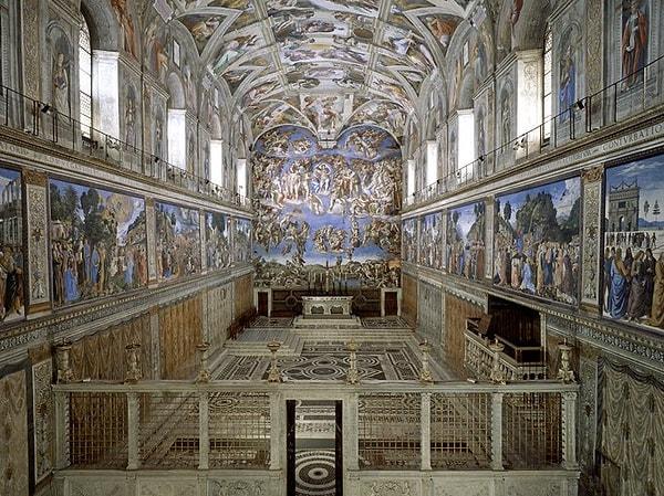 Michelangelo bu iş için belirli koşullar üzerinde anlaştı. Örneğin, şapel duvarını hafif bir eğimle yeniden inşa ettirdi, böylece insanlara daha iyi bir görüş sağladı.