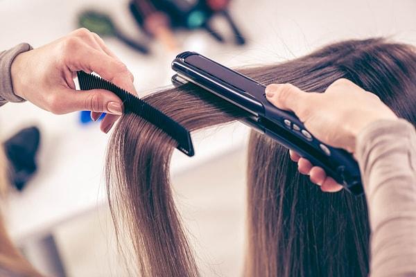 Her zaman olduğu gibi hamilelik döneminde de saçınıza zarar verebilecek düzleştirici gibi saç şekillendirici ürünleri olabildiğince az kullanmalısınız.